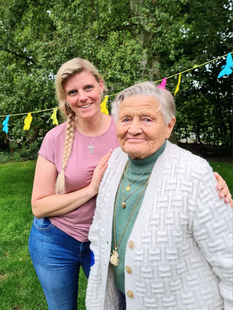 Betreuungssituation in einem Häuslichen Umfeld, Nicole Bruß und ältere Dame.